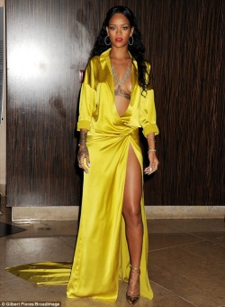 Rihanna_-_2014_Clive_Davis_Pre-Grammy_Gala_and_Salute_to_Industry_Icons__01-25-2014_001