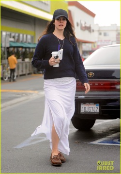 lana-del-rey-spends-thursday-shopping-partying-04