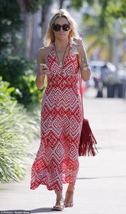 23BBA8C700000578-2860544-Looking_hip_Kate_Hudson_rocked_the_boho_look_in_a_red_and_white_-m-5_1417696221438-415x700
