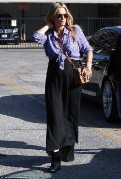 2569C8F500000578-2943979-Radiant_Pregnant_Molly_Sims_glowed_during_an_errands_run_in_Beve-a-1_1423355796559-476x700