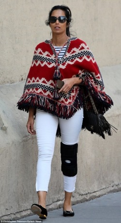 2751939800000578-0-Fashionable_injury_Despite_a_visible_knee_brace_Padma_Lakshmi_lo-m-23_1428332509504-381x700