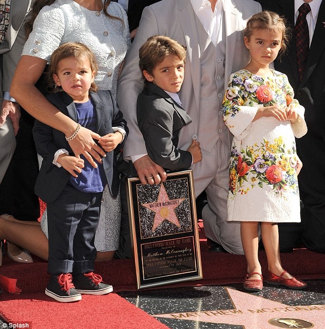 233F09CB00000578-2838477-Too_cute_Matthew_and_his_wife_Camila_kneel_down_to_reach_the_sam-90_1416264063405