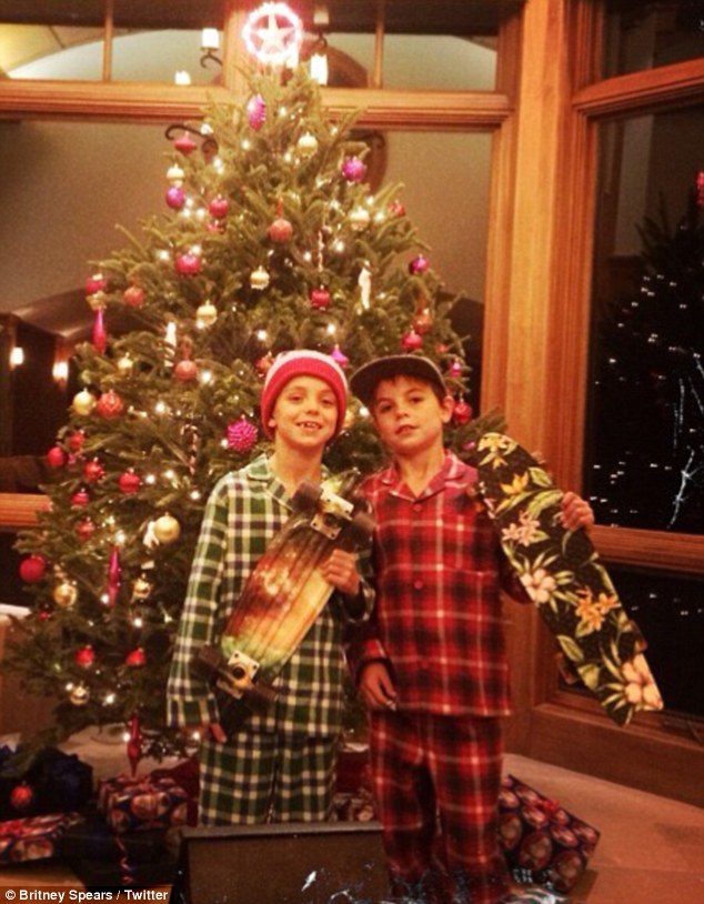 24421E1900000578-2886771-Early_presents_Britney_Spears_shared_a_snap_of_sons_Sean_Preston-a-65_1419488752277