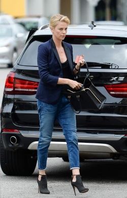 Charlize_Theron_arrives_at_Bouchon_in_Beverly_Hills_June_4-2015_004-451x700