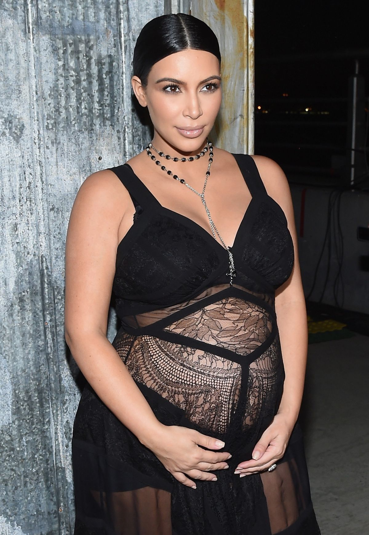 pregnant-kim-kardashian-at-givenchy-fashion-show-in-new-york-09-11-2015_1