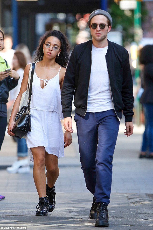 28E08C9C00000578-3088839-So_in_love_Robert_Pattinson_and_fiancee_FKA_twigs_took_a_stroll_-a-10_1432109808748